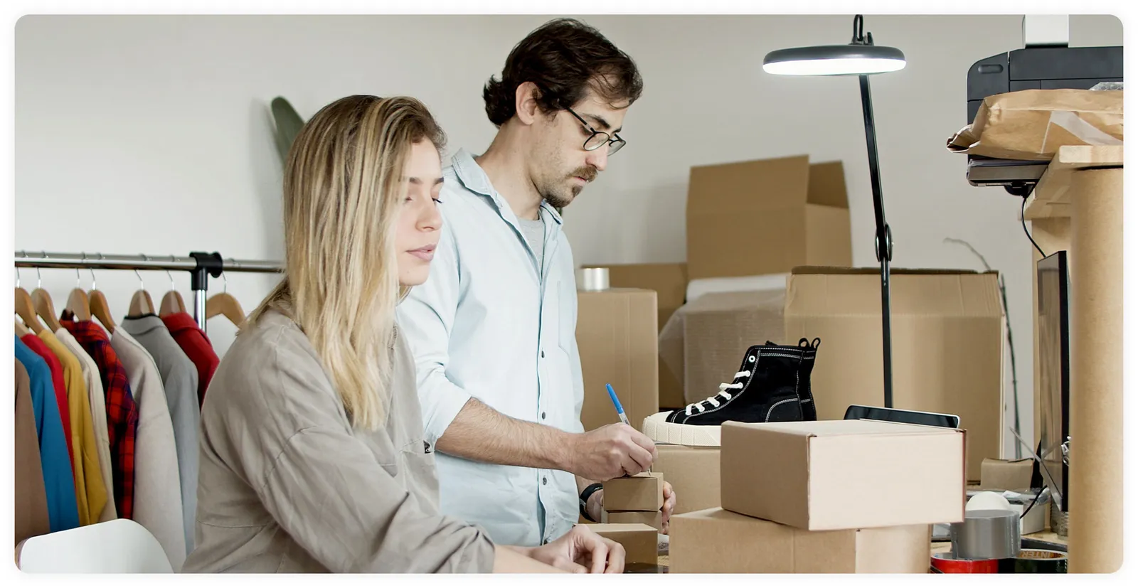 Un e-commerce che prepara le spedizioni mentre Qlara gestisce email e promozioni